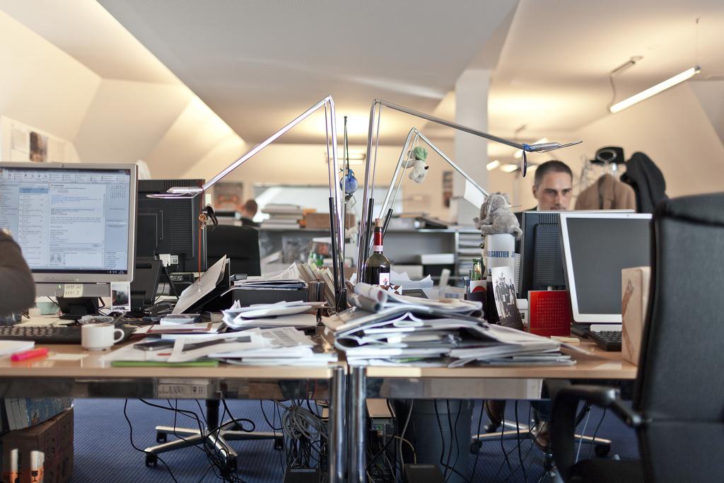 Journalisten arbeiten in der Redaktion der "NZZ am Sonntag" in Zuerich, aufgenommen am 12. Januar 2012.(KEYSTONE/Gaetan Bally)