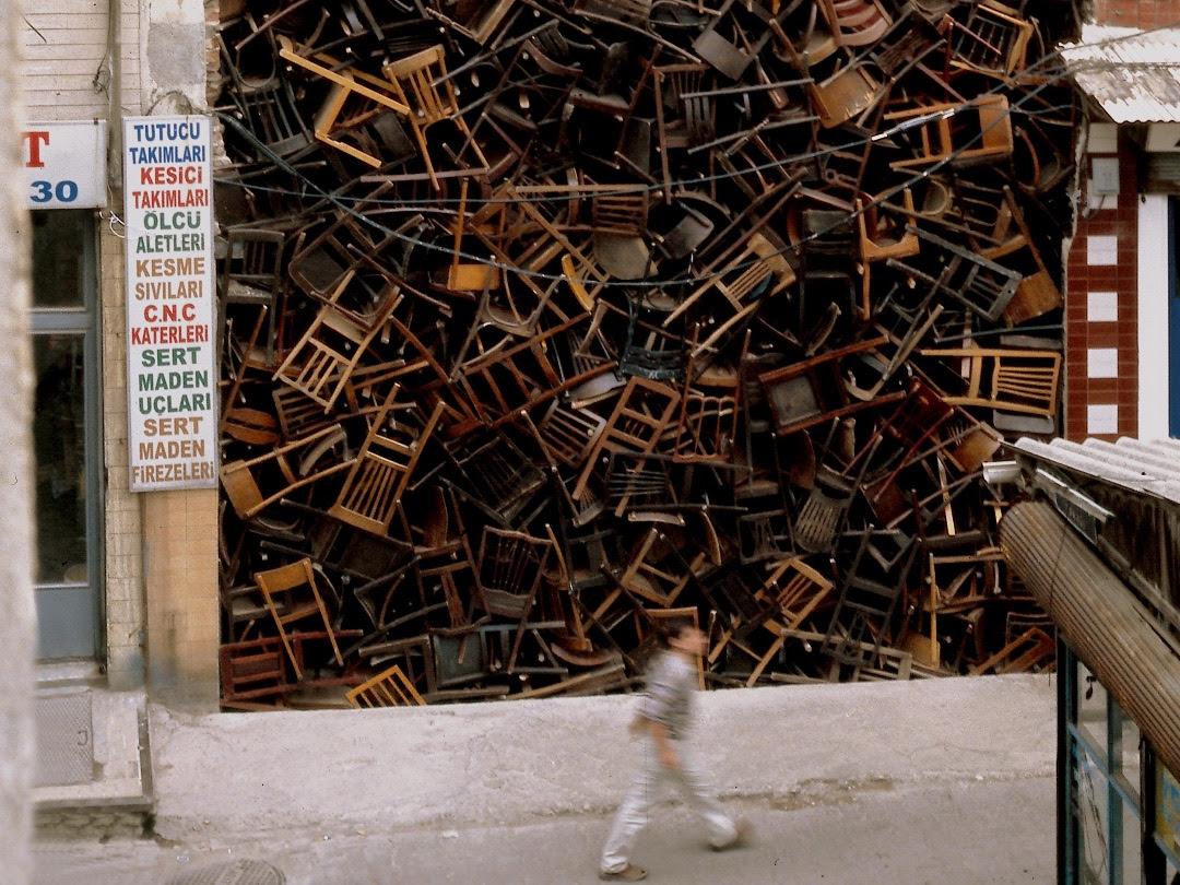 Une installation de Doris Salcedo. 