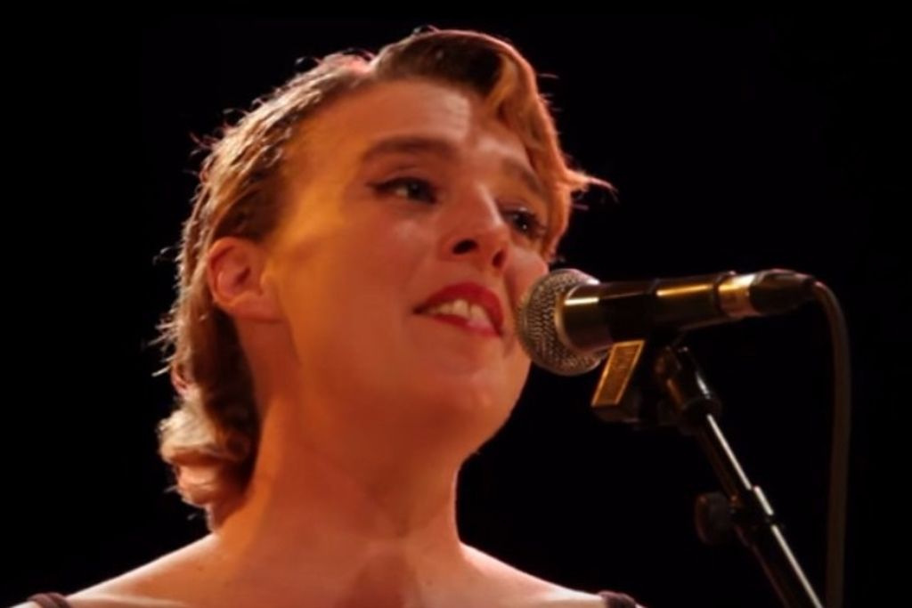 Une jeune chanteuse meurt en plein concert