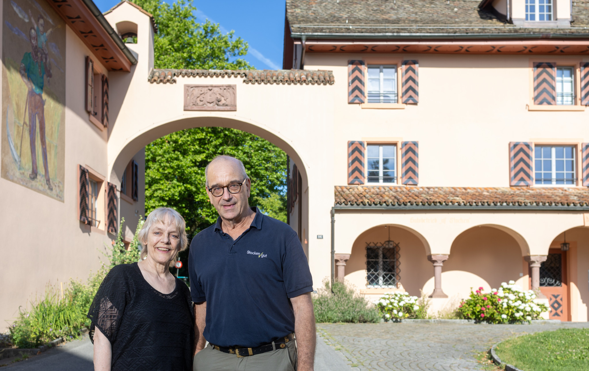 Gabriella Caretta und Stephan Vetsch vor dem Gutsbetrieb uf Stocken in Kilchberg, die in Pension gehen.