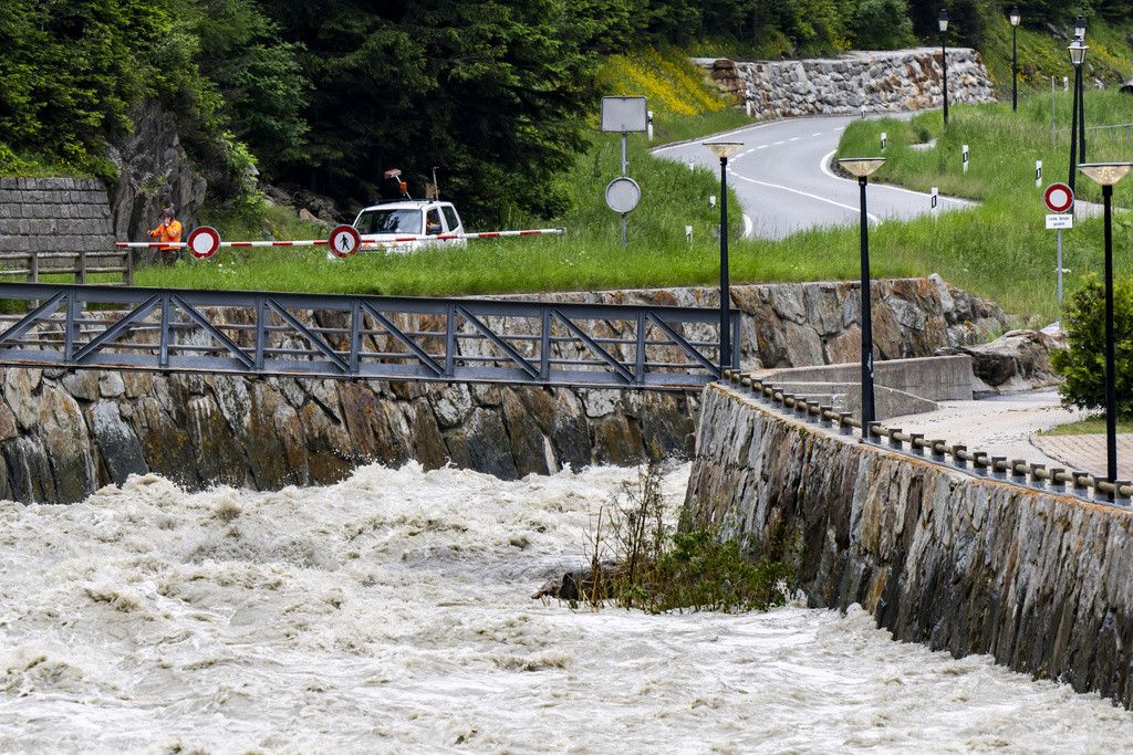 Les autorités valaisannes déconseillent de «s’approcher du lit des cours d’eau car les crues ont fragilisé les berges».