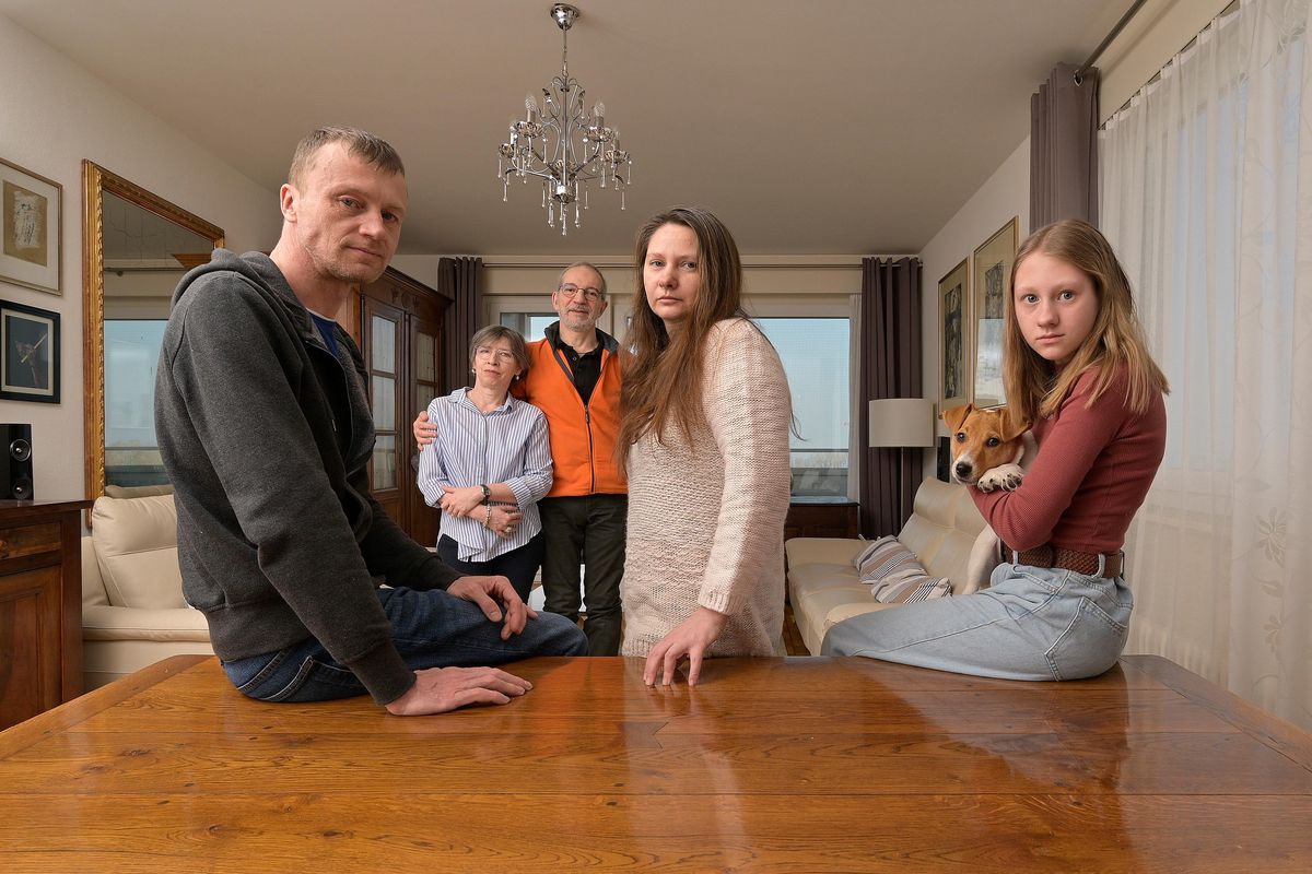 Les Lausannois Virginie Miserez Larpin et son Mari Olivier Larpin (deuxième plan) accueillent une famille ukrainienne qu’ils sont allés chercher à la frontière entre la Pologne et l’Ukraine: Slava, sa femme Yana, leur fille Nastya (12 ans) et leur chiot Neo (4 mois). 