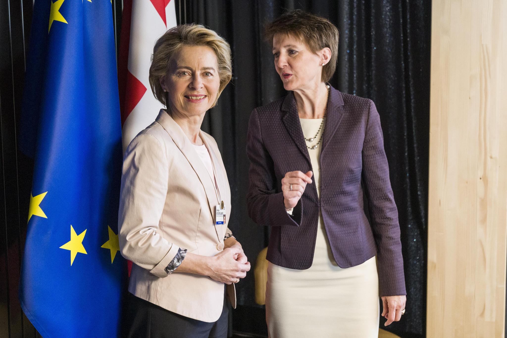 La dernière rencontre au sommet entre le Conseil fédéral et la Commission européenne remonte à janvier 2020. C’était au WEF à Davos (Ursula von der Leyen, présidente de la Commission européenne, à g., et Simonetta Sommaruga, présidente de la Confédération en 2020).