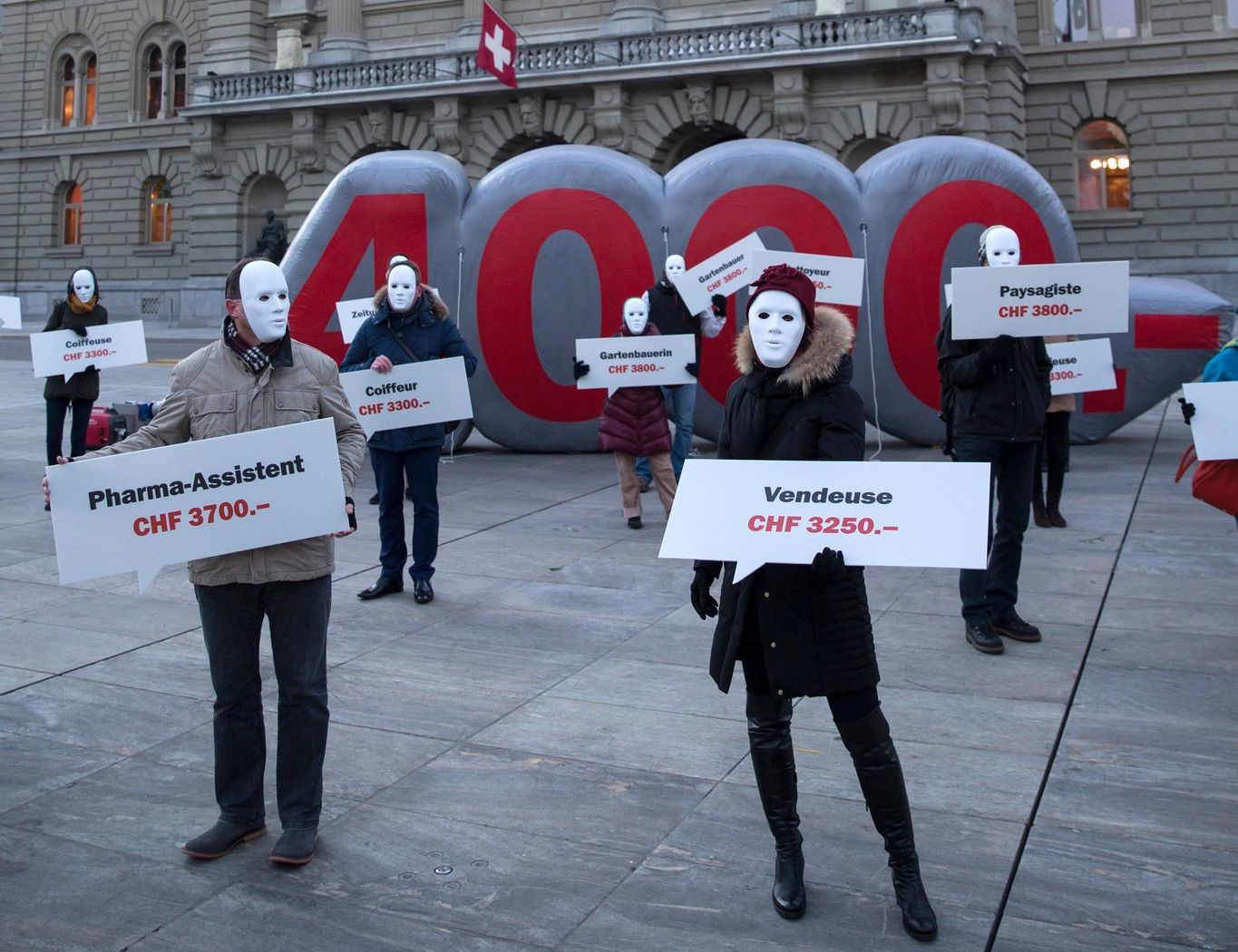 En 2014, les votants ont rejeté à presque 74% une initiative populaire fédérale pour un salaire minimum. Mais dans plusieurs cantons, comme Neuchâtel, Genève ou le Jura, des initiatives cantonales ont été acceptées et mises en œuvre.
