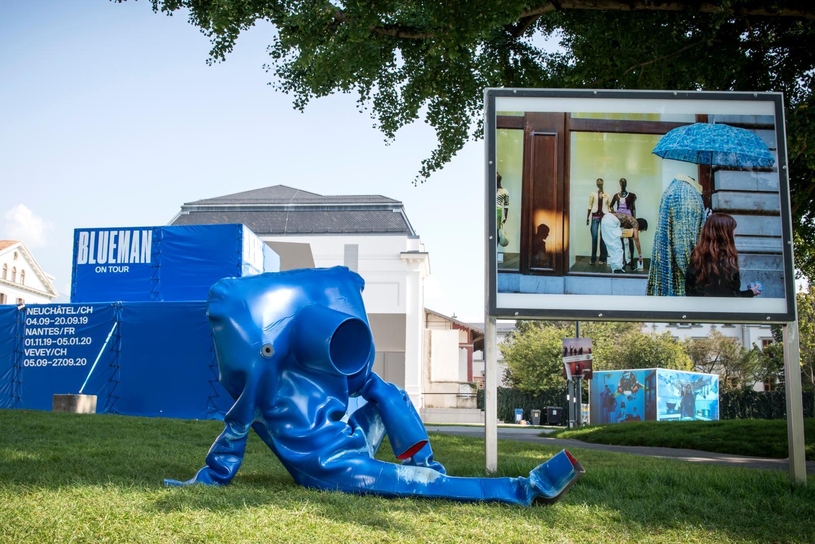 Un alien bleu ouvert à tous les horizons