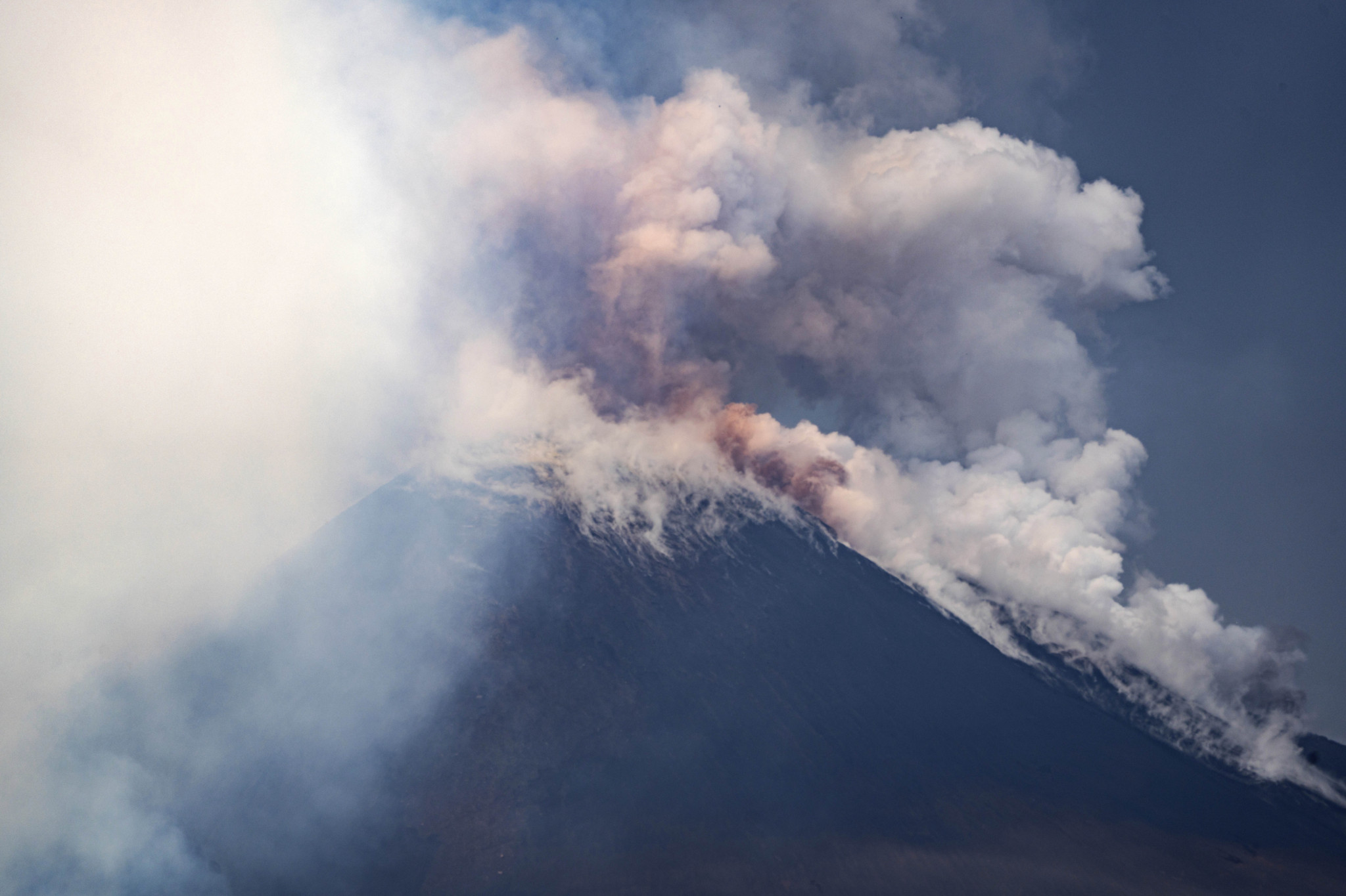 Rauchwolken steigen am Montag, 2. Juni 2025, vom Vulkan Ätna in Italien auf.