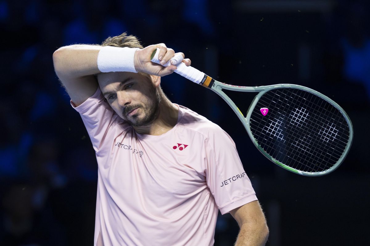 Stan Wawrinka en action lors de son match au Swiss Indoors de Bâle, portant une tenue rose et tenant sa raquette, 24 octobre 2024.