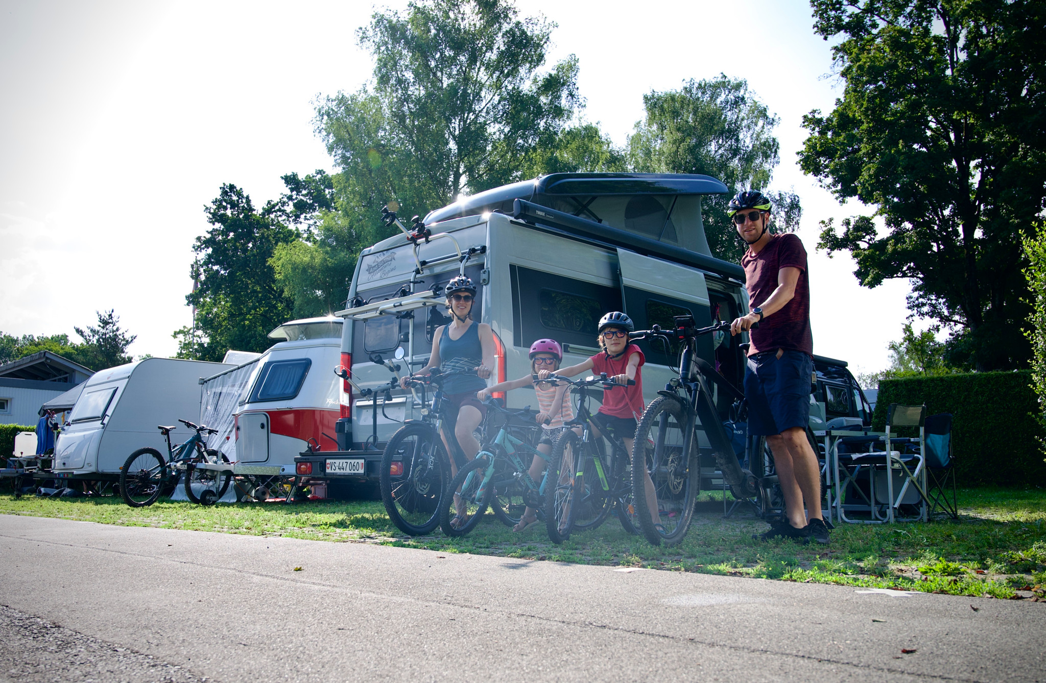 Vor der Abfahrt zum Technorama: Linda und Romain Vuille mit ihren Töchtern vor ihrem Camper.