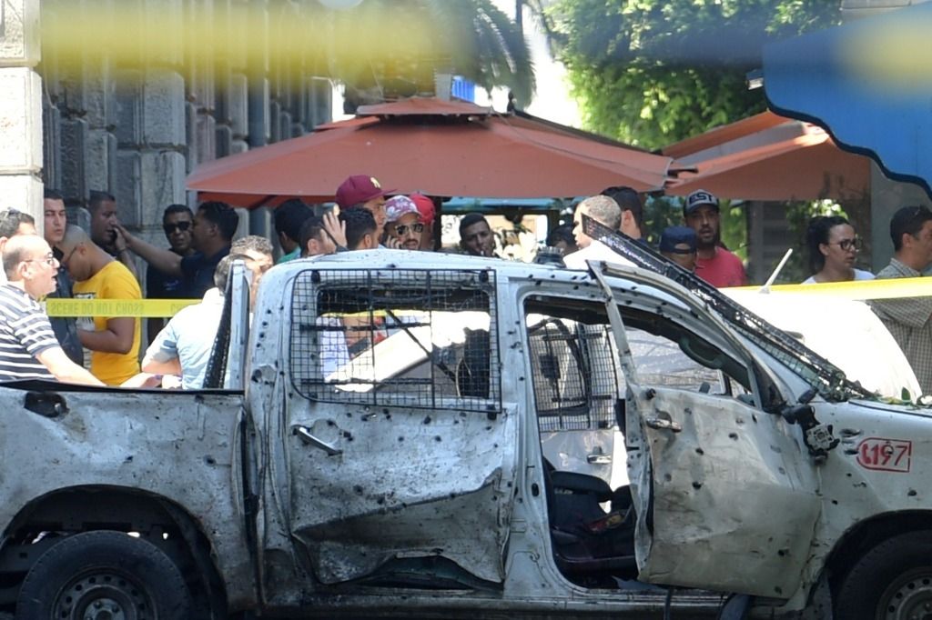 Deux attentats tuent au moins un policier à Tunis