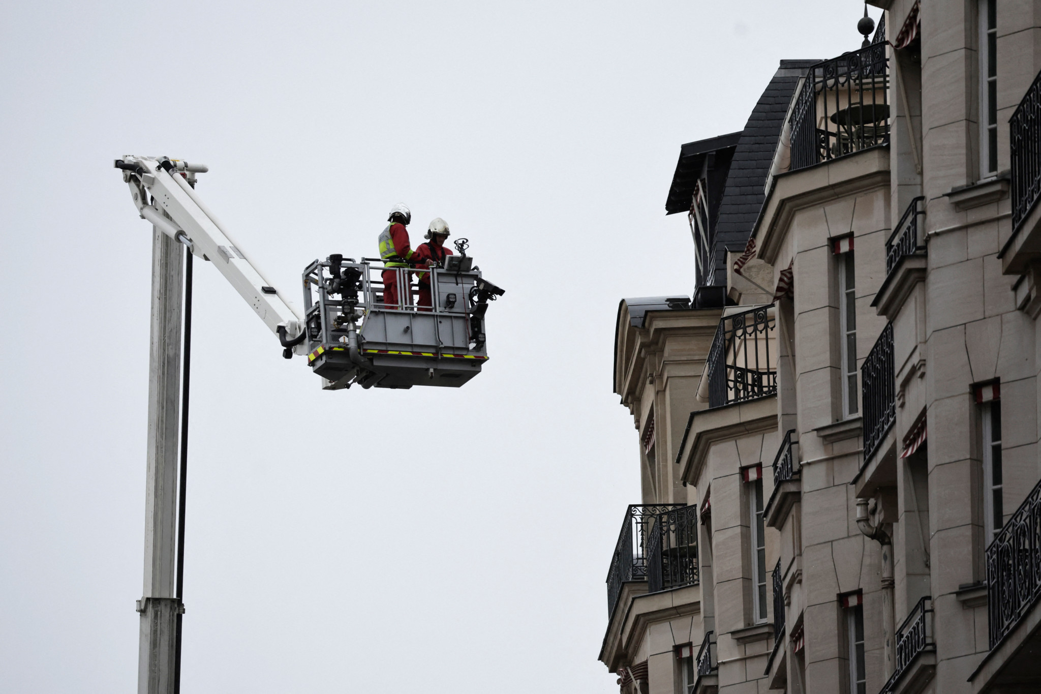 Des pompiers sur une nacelle &eacute;l&eacute;vatrice interviennent lors d&rsquo;un incendie &agrave; l&rsquo;H&ocirc;tel Bristol, rue du Faubourg Saint-Honor&eacute; &agrave; Paris, le 25 mars 2026.
