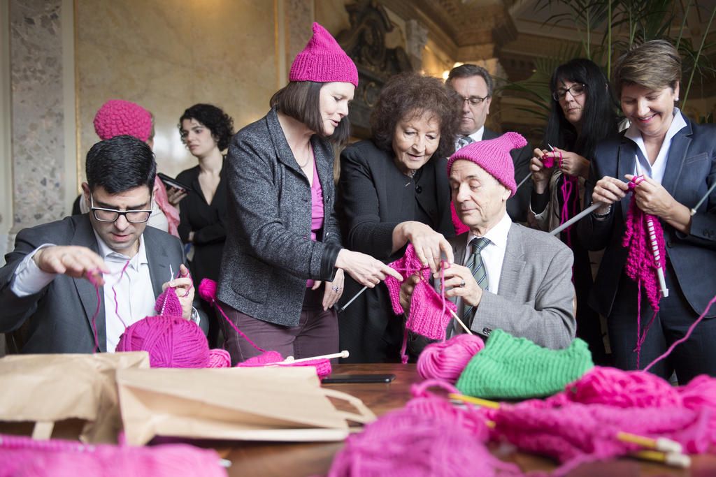 Parlamentarierinnen und ihre männlichen Kollegen strickten pinke Mützen, mit denen sie ein Zeichen für Gleichberechtigung setzen wollten.