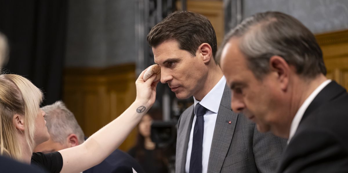 Thierry Burkart, Parteipraesident FDP und Staenderat FDP-AG, Mitte, wird geschminkt, neben Gerhard Pfister, Parteipraesident Die Mitte Schweiz und Nationalrat Mitte-ZG, kurz vor der Elefantenrunde der Parteipraesidenten, im Vorzimmer des Nationalrats, am Wahltag der Eidgenoessischen Parlamentswahlen, am Sonntag, 22. Oktober 2023, im Bundeshaus, in Bern. Die Schweizer Buergerinnen und Buerger waehlen das Bundesparlament mit den beiden Kammern Nationalrat und Staenderat. (KEYSTONE/Anthony Anex)