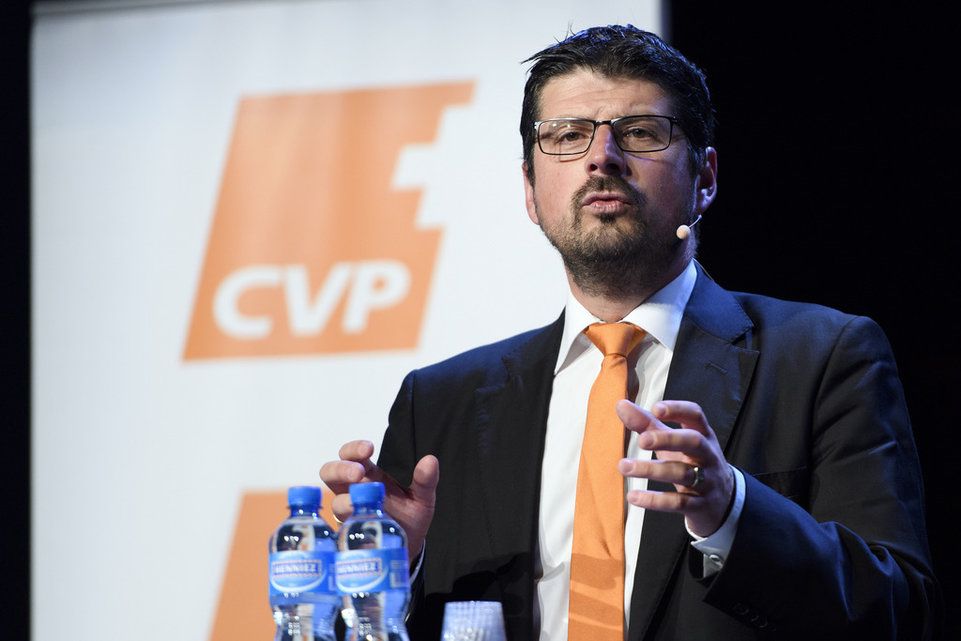 Walliser Staatsanwaltschaft hat gegen ihn ein Strafverfahren wegen des Verdachts auf Nötigung eröffnet. Nun ist er zurückgetreten: Yannick Buttet.