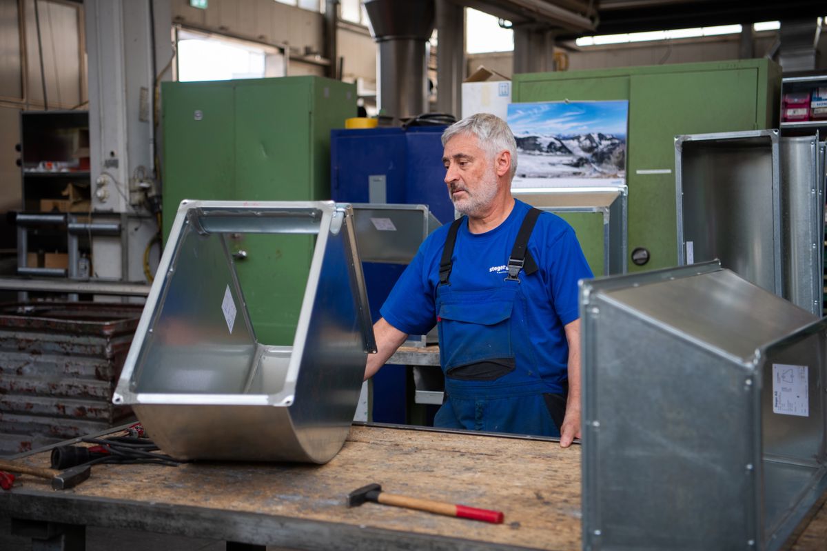 Die Firma Steger AG hat die Vier-Tage-Woche eingefuehrt. CEO Juerg Widerin zeigt uns den Betrieb. 