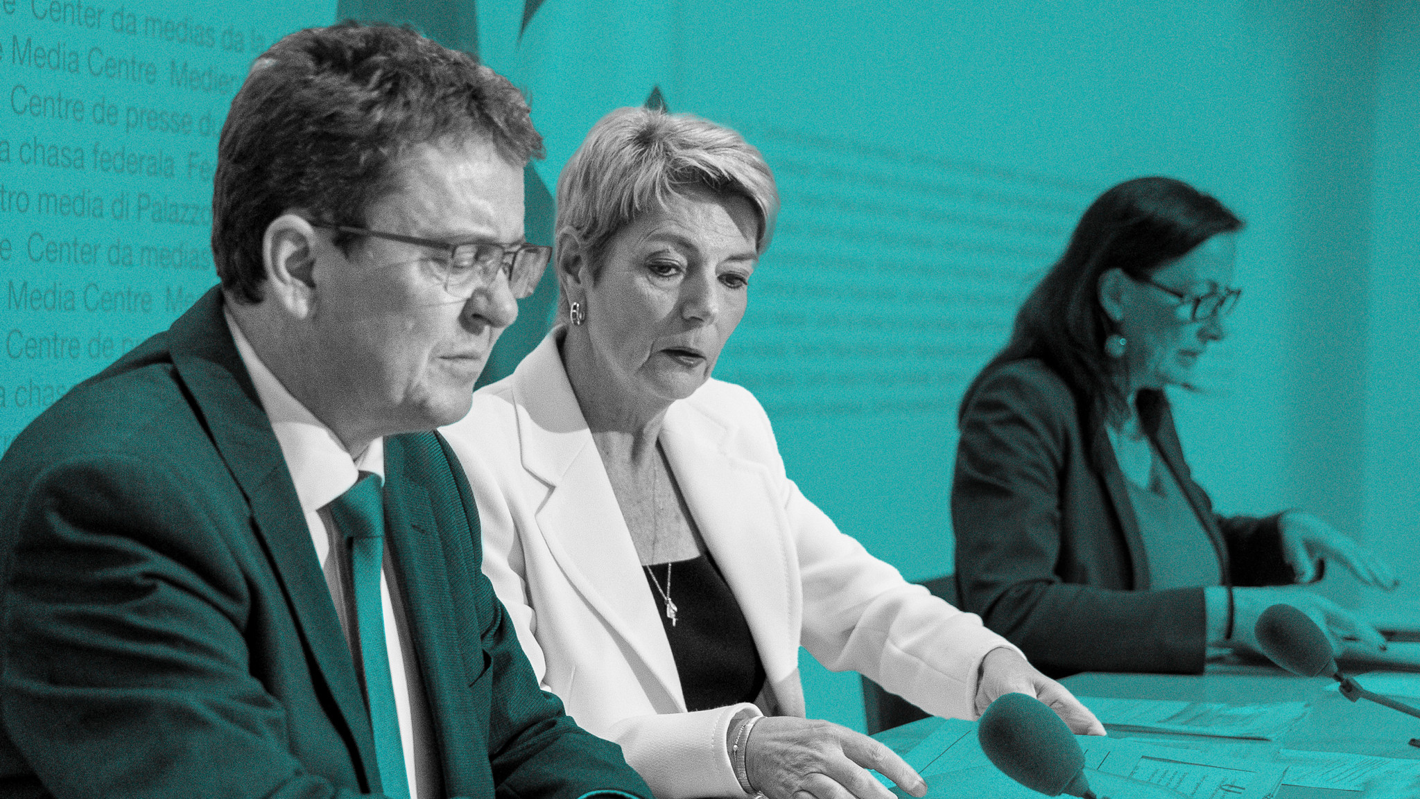 Die Bundesräte Albert Rösti und Karin Keller-Sutter bei einer Konferenz.
