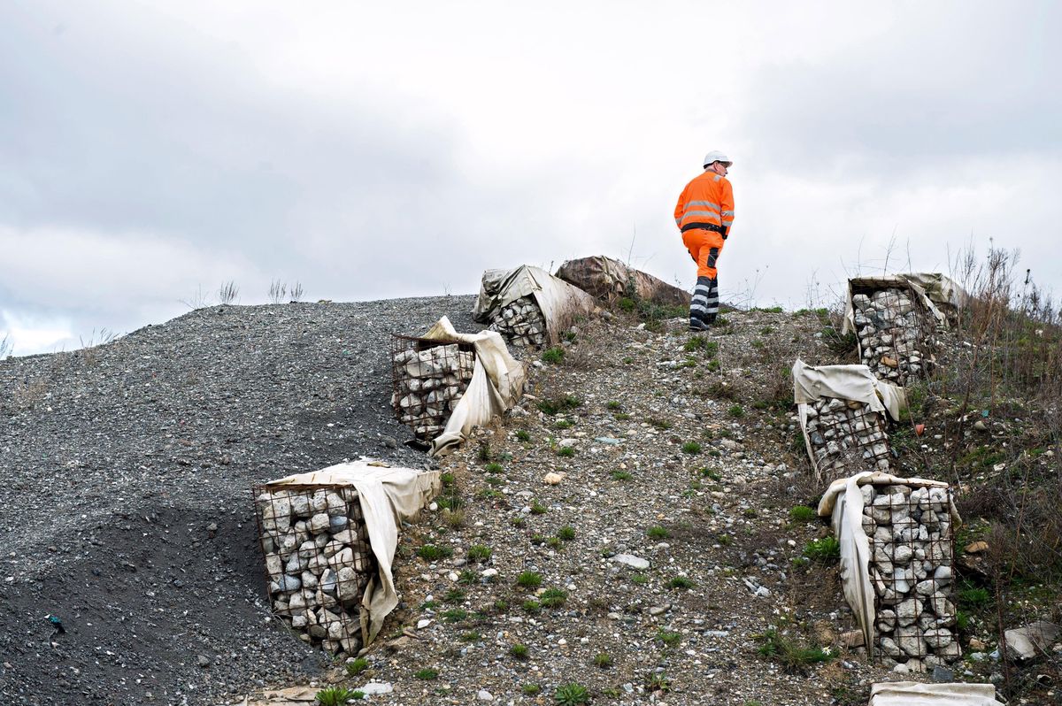 La décharge cantonale de Châtillon arrive à saturation et ne pourra plus absorber longtemps les résidus d’incinération. Ici, le mur de séparation entre les mâchefers (à gauche) et les imputrescibles (droite).