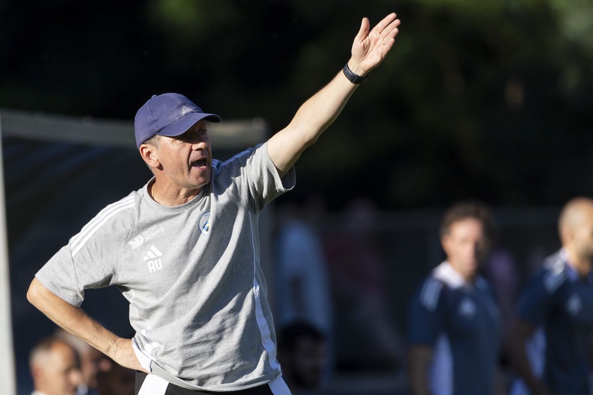 Adrian Ursea, coach of Etoile Carouge FC, reacts, during an friendly test match between Servette FC and Etoile Carouge FC, at the Stade de Frontenex, in Geneva, Switzerland, Saturday, July 13, 2024. (KEYSTONE/Salvatore Di Nolfi)