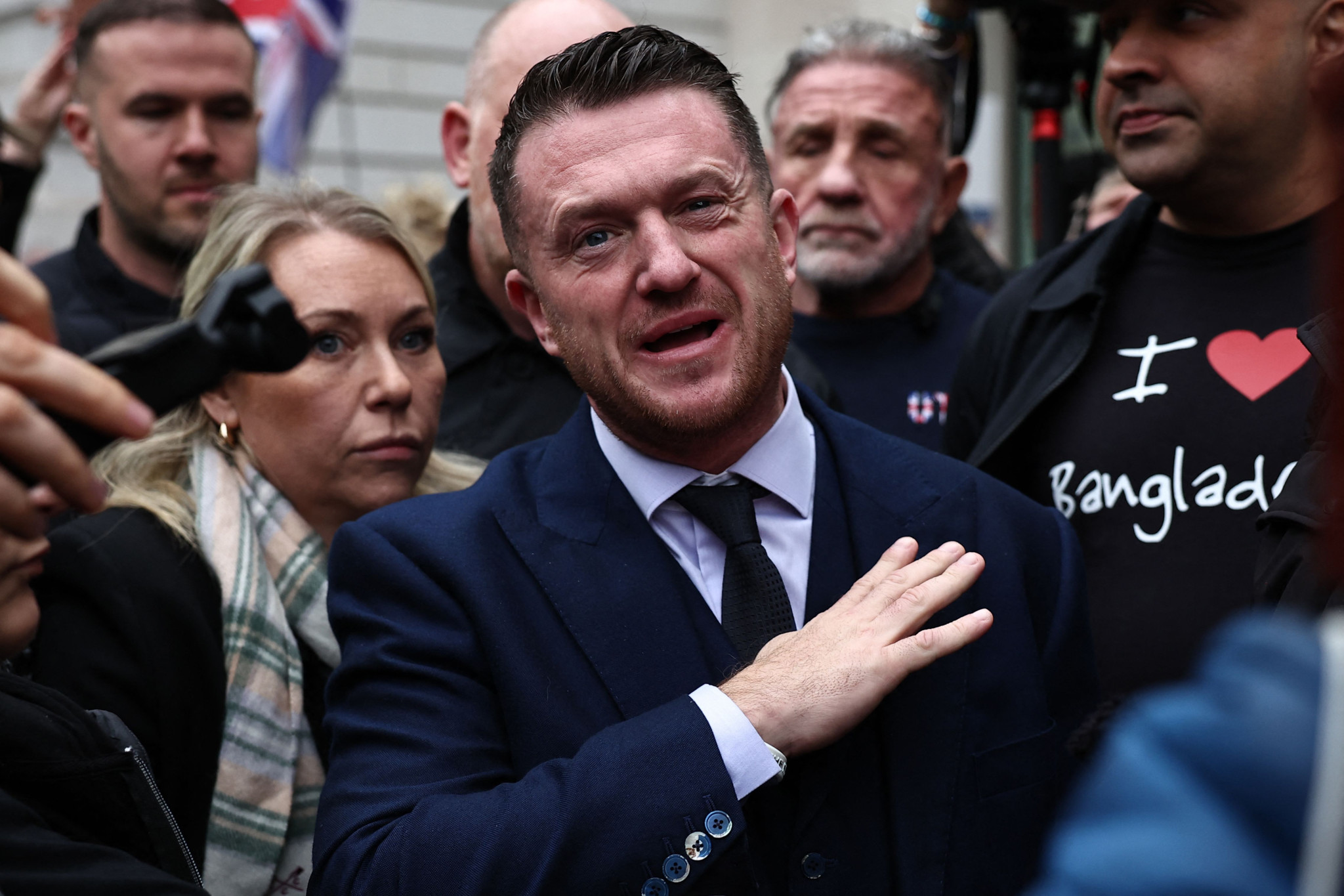 Elon Musk funds Robinson's defence