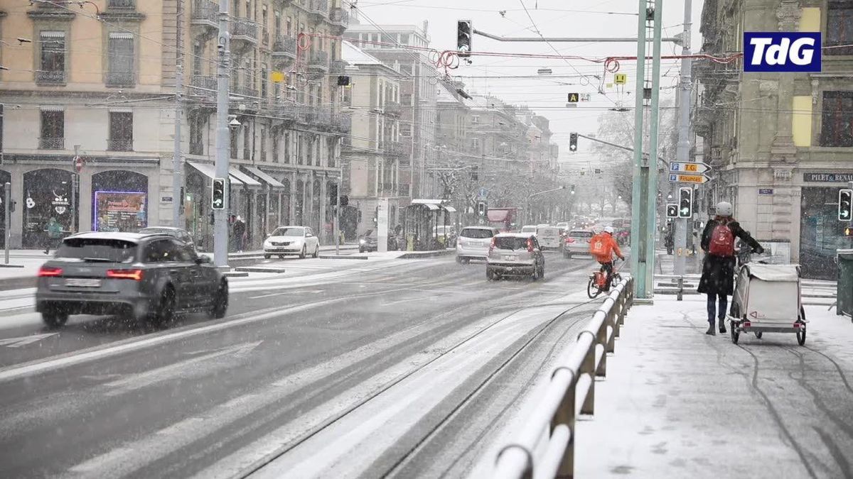 une voiture sur la neige