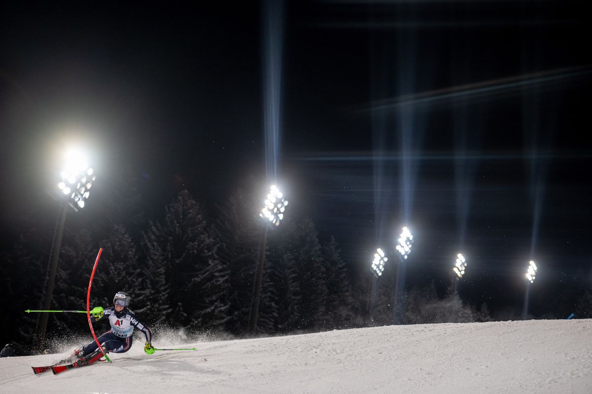 epa10398487 Thea Louise Stjernesund of Norway clears a gate during the first run of the Women's Slalom night race at the FIS Alpine Skiing World Cup in Flachau, Austria, 10 January 2023.  EPA/CHRISTIAN BRUNA