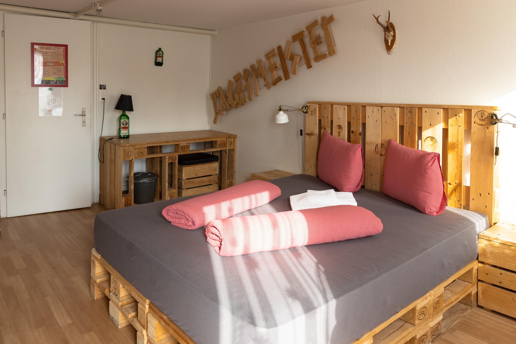 Vom Zehnerschlag bis zum Einzelzimmer: Das Doppelzimmer für Privatsphäre. 
