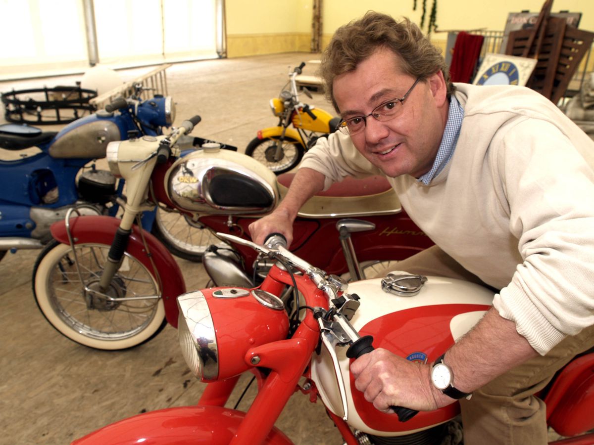 Olivier Duperrex est décédé le 19 août dernier. Le metteur en scène vaudois avait monté de très nombreux spectacles pour le Théâtre du Croûtion, comme ici en 2005, au milieu d’accessoires motorisés des années 60 avant la première de «Don Camillo».