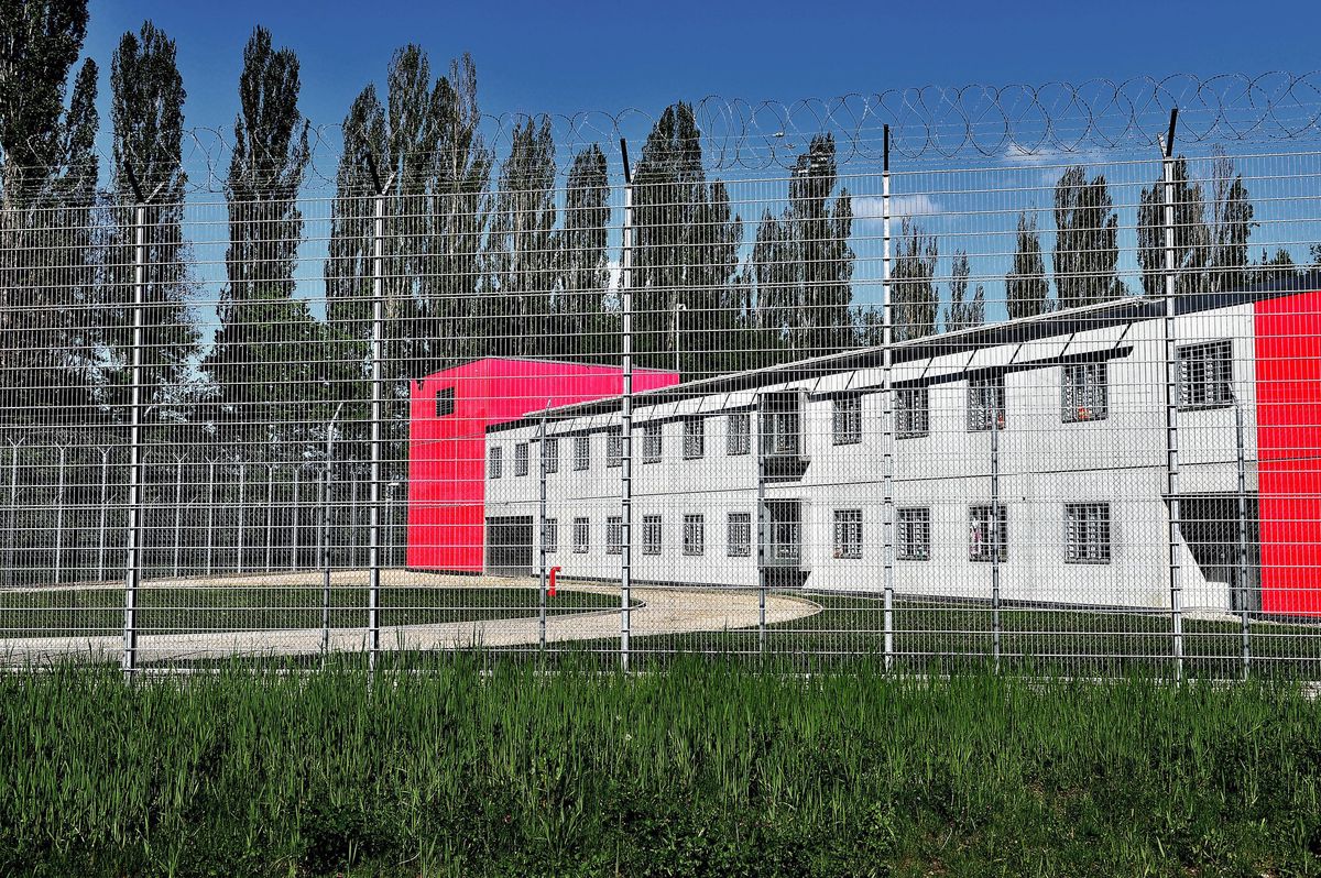 04/05/2013. Genève. Etablissement pénitenciaire de la Brénaz. Projet d'extension de la prison de la Brénaz à l'ouest du bâtiment principal. Le terrain est actuellement occupé par le  parking réservé aux employés. Pierre Abensur/Tamedia.