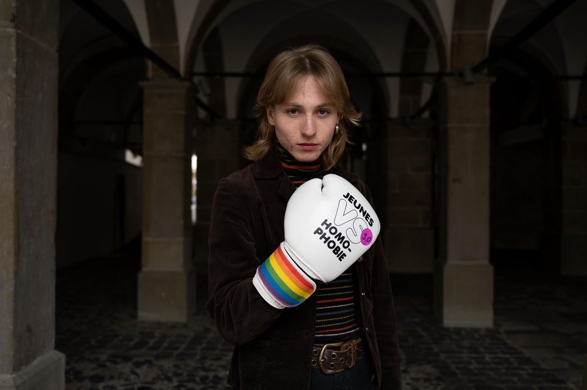 Maxence Elsner sous les arcades du Forum de l’Hôtel de ville, où l’exposition «Jeunes vs homophobie» s’installe du 10 mars au 1er avril