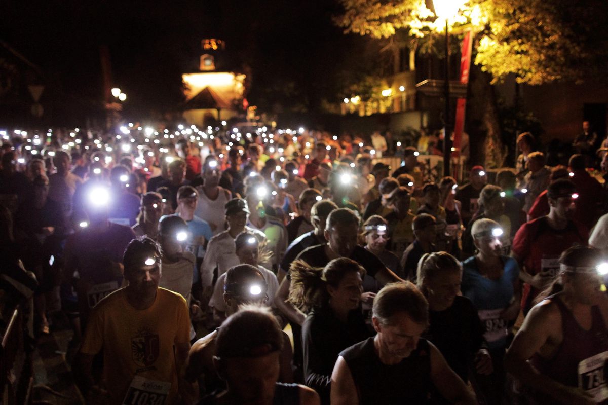 Départ, frontales au clair, au cœur du village de Jussy.