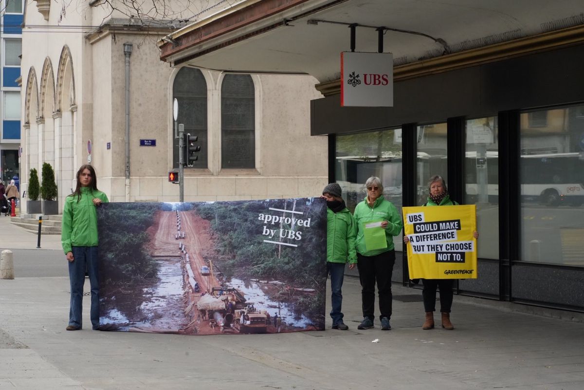 Les militants se trouvent devant l'agence UBS de la Place des Eaux-Vives.