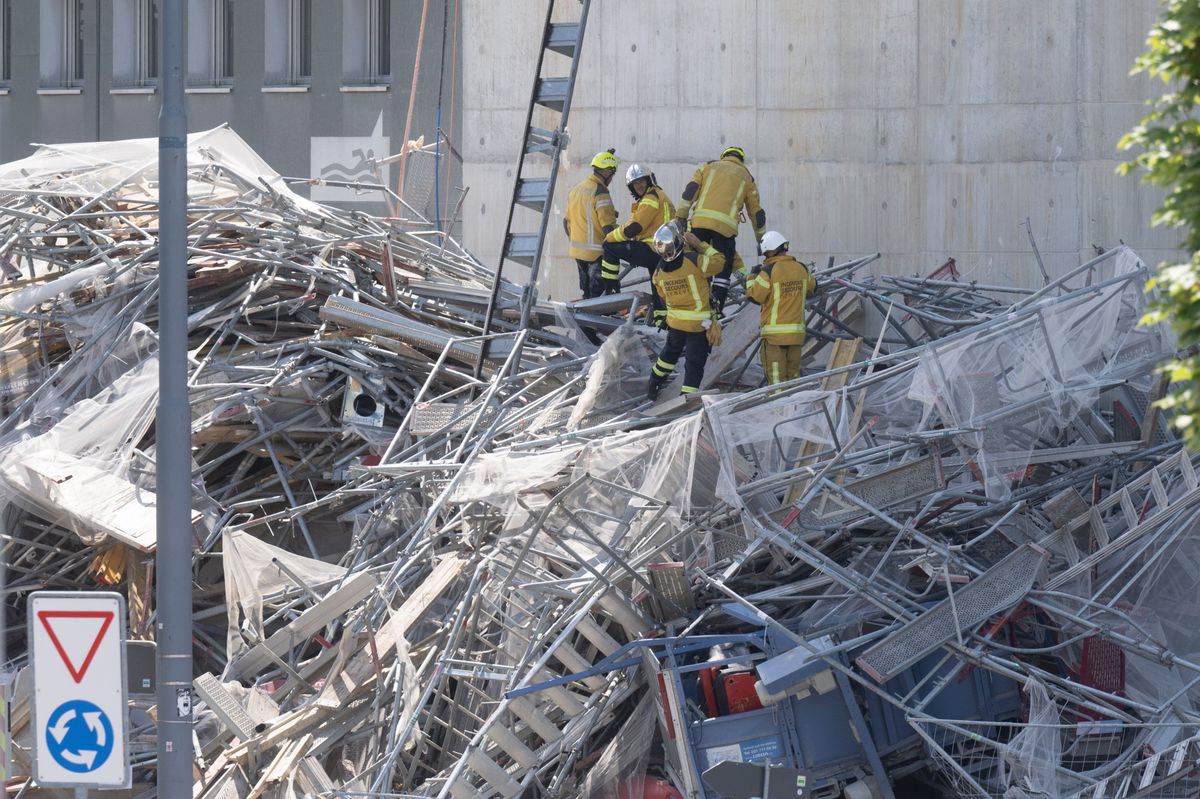 Lausanne, le 12 JUILLET 2024, Accident spectaculaire dans le quartier en construction de Malley: un échafaudage se détache de la paroi de l'immeuble en construction. Il y aurait plusieurs ouvriers sous les décombres. ©Florian Cella/24h