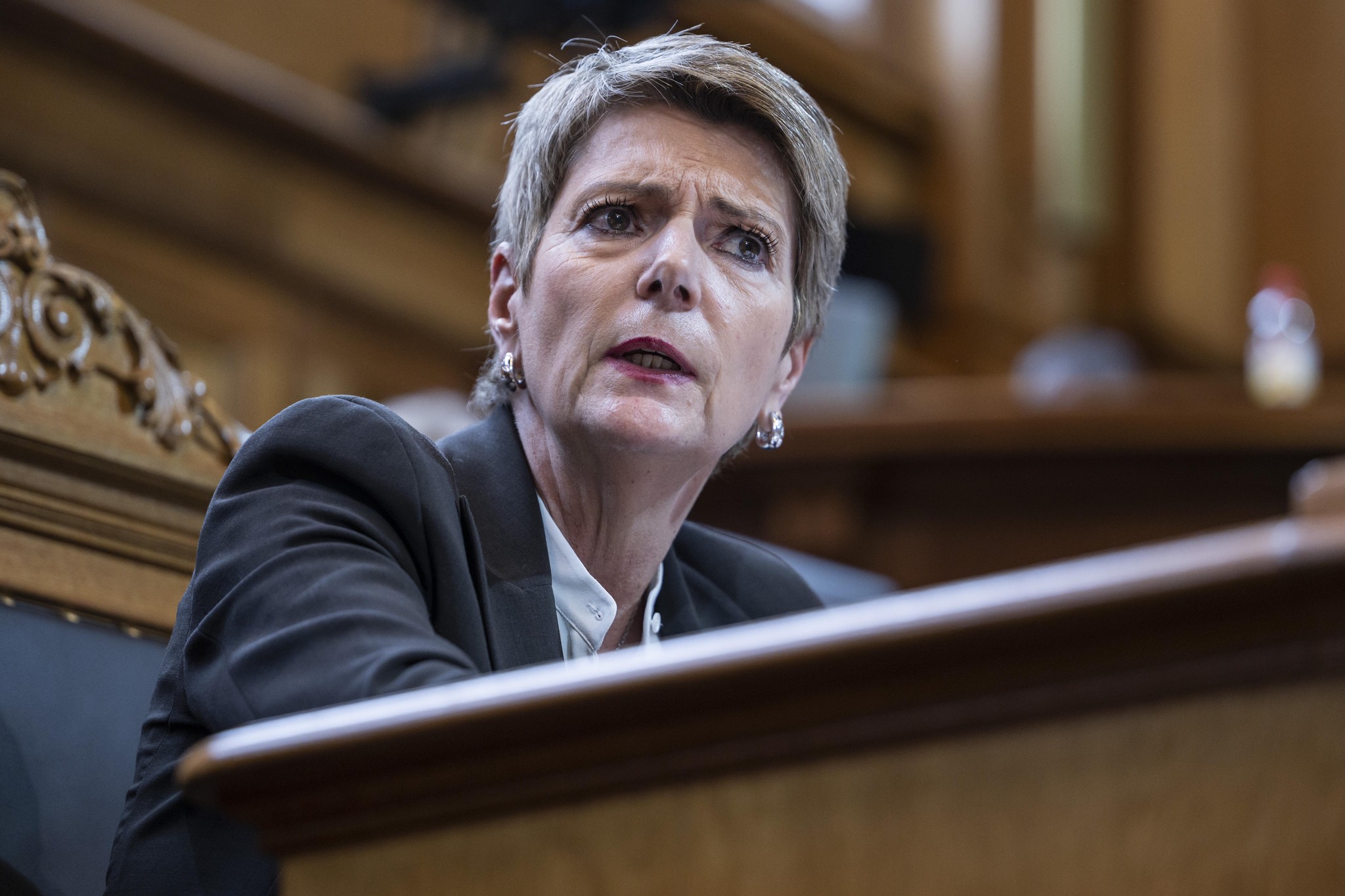 Karin Keller-Sutter a fait peu de promesses sur les changements à apporter au secteur bancaire pour qu’il ne mette pas en péril toute l’économie. Elle l’a payé au Parlement où les crédits de 109 milliards ont été refusés. (KEYSTONE/Alessandro della Valle)