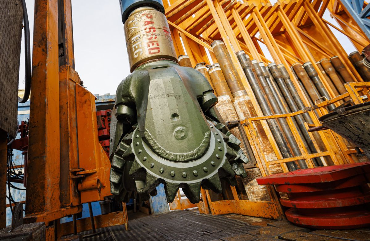 La tete de la foreuse du projet de geothermie "EnergeO" est photographiee lors de se mise en fonctionnement, ce lundi 21 novembre 2022 a Vinzel. Le forage qui devra atteindre 2300 metres sous terre a pour but d'exploiter la chaleur naturele du sous-sol de la cote. KEYSTONE/Valentin Flauraud)