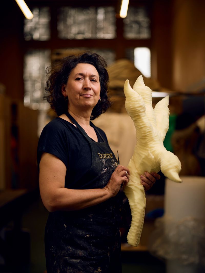 Portrait de Carole Allemand, plasticienne de spectacle marionnettes, tenant une sculpture, dans son atelier de Lausanne, le 19 juin 2024.