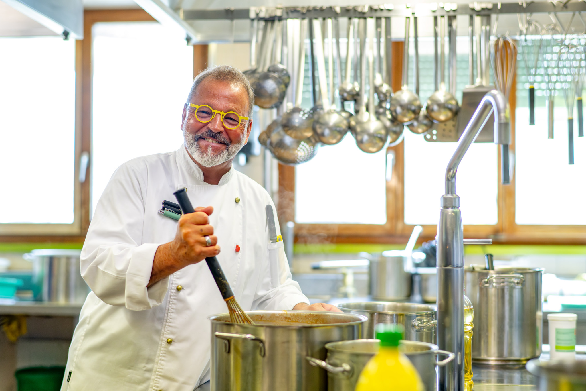 Gute Seele bei der Stiftung Uetendorfberg: Klaus Schüpbach steht beeinträchtigten Menschen am Herd zur Seite