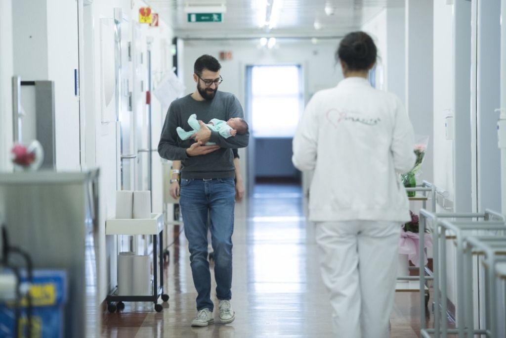 Deux semaines de congé paternité pour commencer