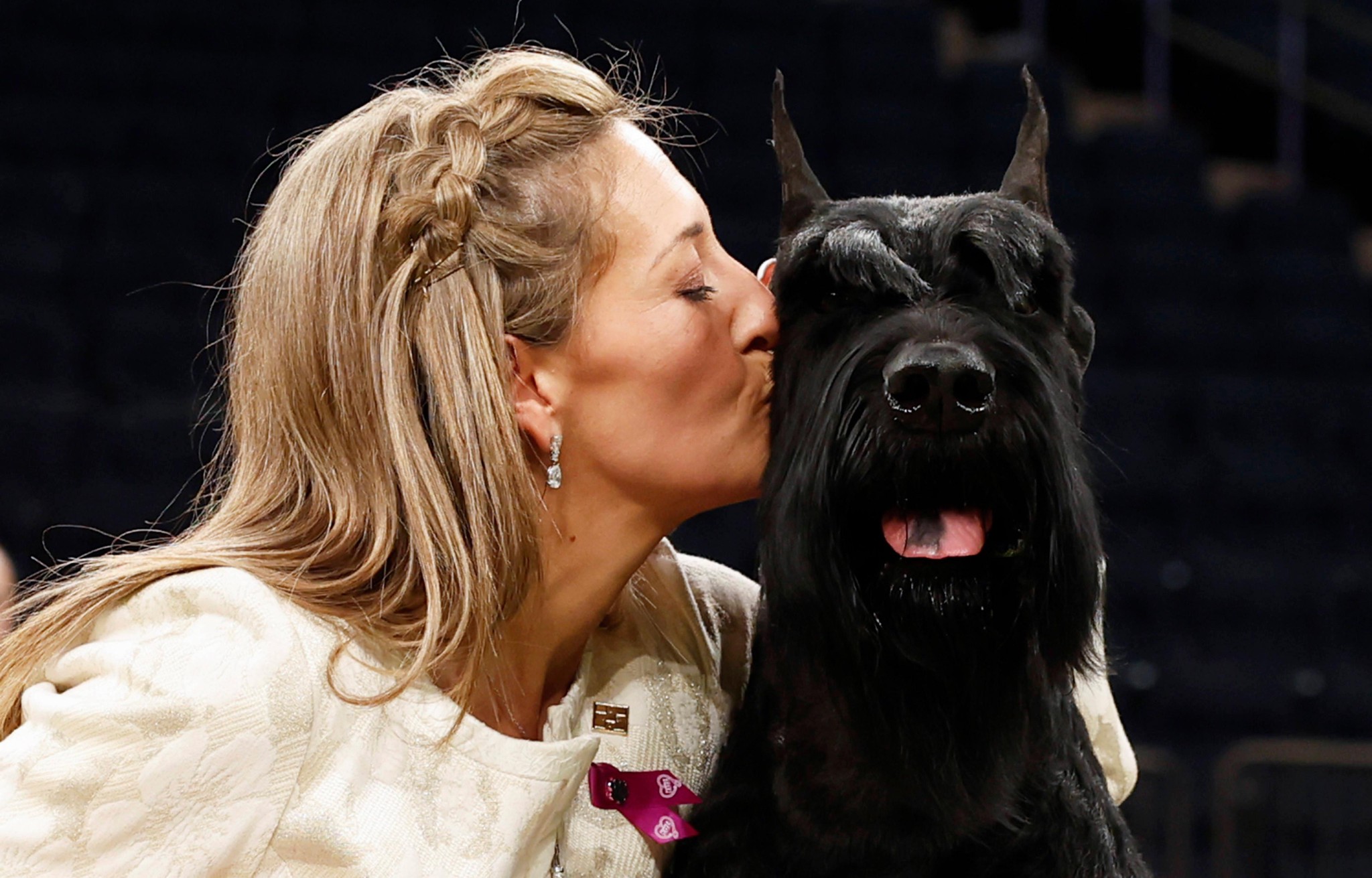 Katie Bernardin küsst Monty, den Giant Black Schnauzer, nach dem Gewinn von ’Best in Show’ bei der 149. Westminster Kennel Club Dog Show in New York.
