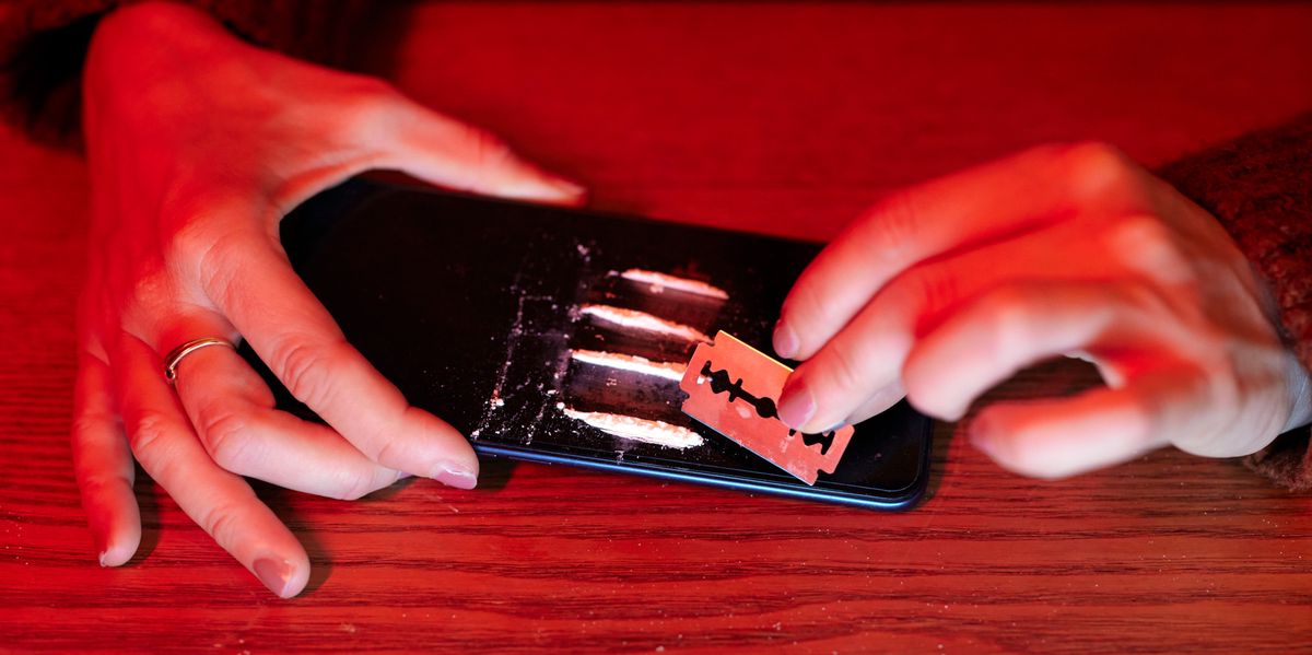 Une personne s'apprétant à consommer de la cocaïne.