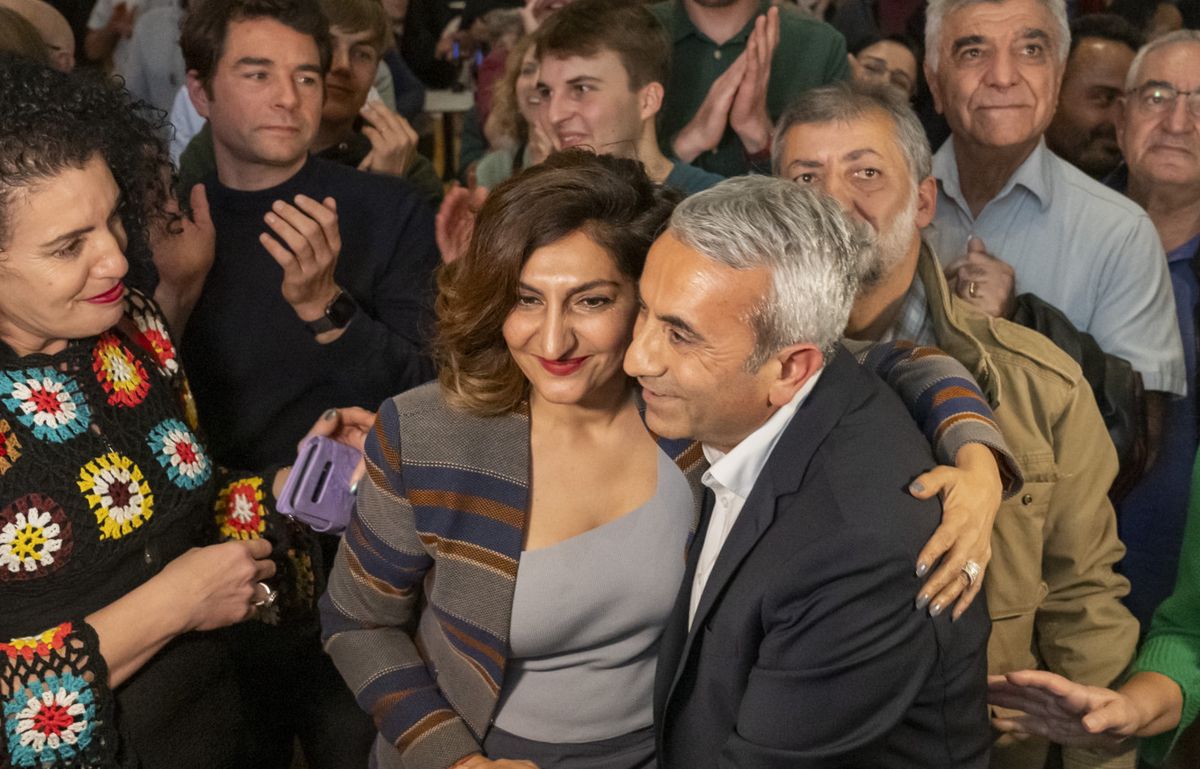 Der unterlegene Nationalratskandidat Mustafa Atici (SP, bisher), Mitte rechts, gratuliert der wieder gewaehlten Sibel Arslan (Buendnis Gruene BastA!, bisher), Mitte links, im Wahlforum fuer den Kanton Basel-Stadt an den Eidgenoessischen Wahlen in Basel, am Sonntag, 22. Oktober 2023. Die Schweizer Buergerinnen und Buerger waehlen das Bundesparlament mit den beiden Kammern Nationalrat und Staenderat. (KEYSTONE/Georgios Kefalas)