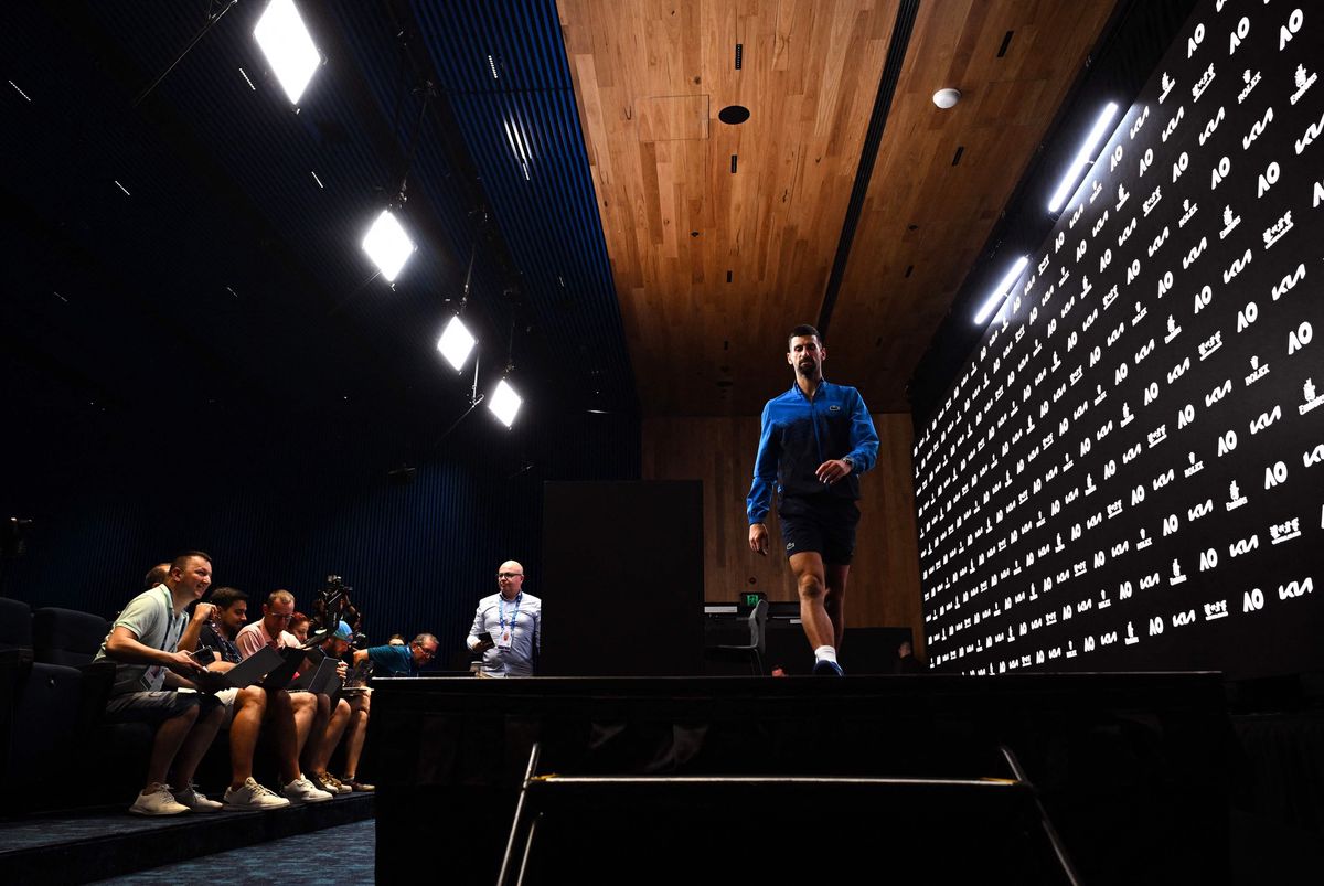 Novak Djokovic quitte une conférence de presse à l’Open d’Australie 2025 à Melbourne, capturé par Tennis Australia.