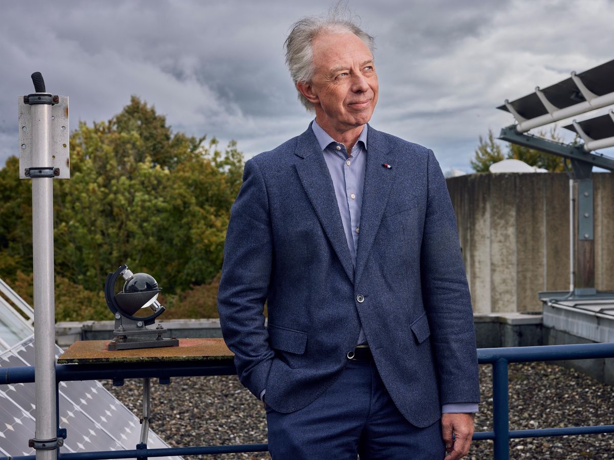 Le professeur de l’EPFL Jean-Louis Scartezzini, sur le toit de son laboratoire d’énergie solaire. Le petit objet sur la gauche est le plus vieil appareil développé pour mesurer les heures d’ensoleillement.