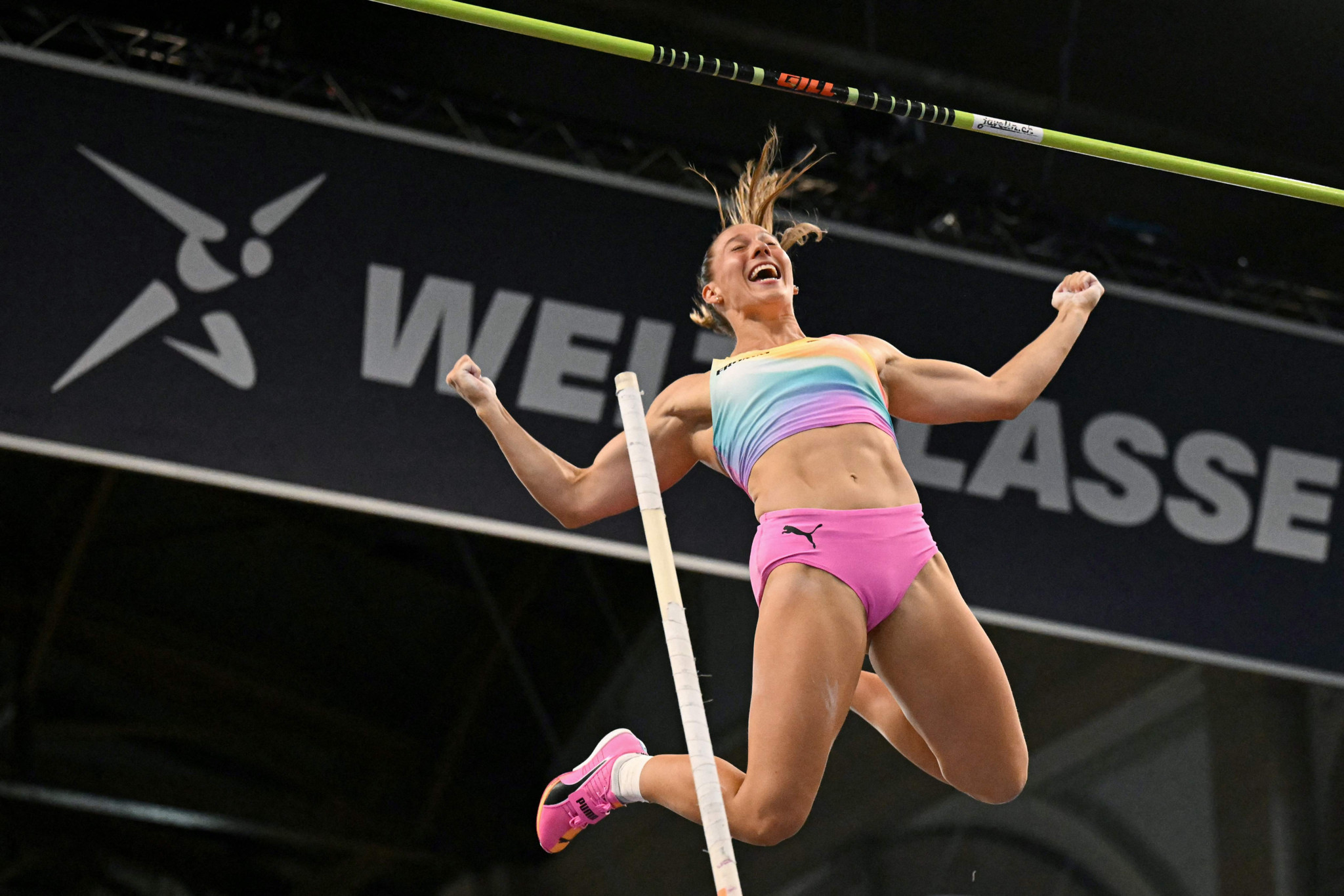 Angelica Moser jubelt beim Stabhochsprung der Frauen an der Weltklasse Zürich 2026 im Hauptbahnhof Zürich.