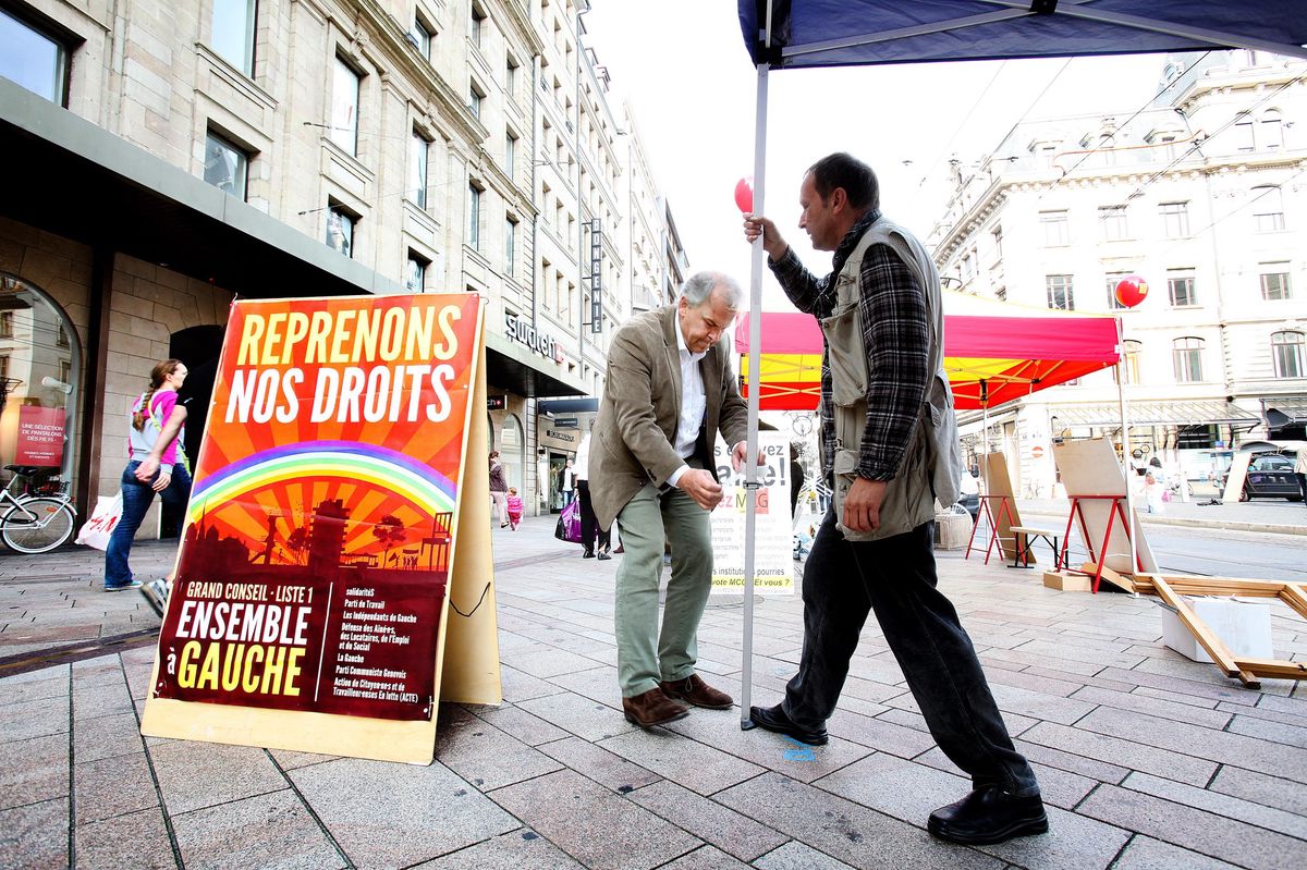 Genève, le 27 septembre 2013. Rémy Pagani monte le stand d’Ensemble à Gauche, place du Molard, lors de sa campagne électorale. Illustration. © Magali Girardin.
