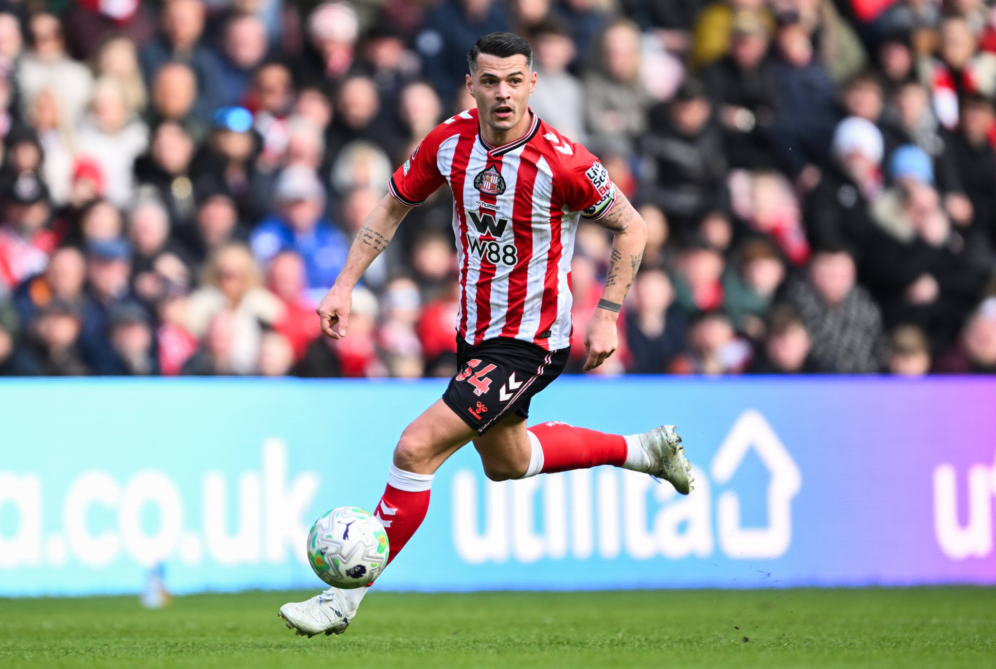 Granit Xhaka me fanellën e Sunderland me top në ndeshjen e Premier League kundër Brighton në Stadium of Light, Mars 2026.