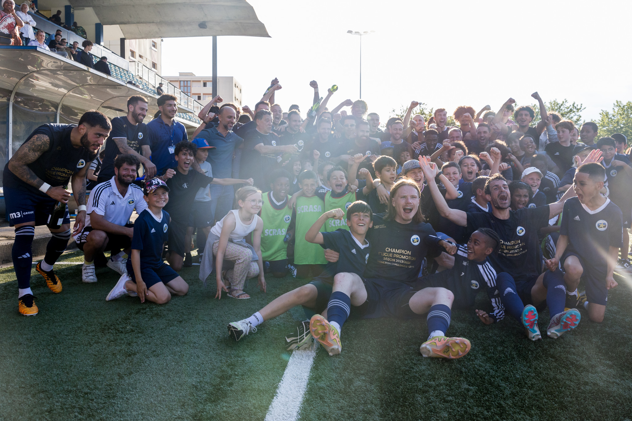 Joie des carougeois apres la promotion en Challenge League, durant le match de la 32eme de Promotion League entre Etoile Carouge FC et Young Boys M-21, le samedi 11 mai 2024 au Stade de la Fontenette, a Carouge (Bastien Gallay / GallayPhoto)