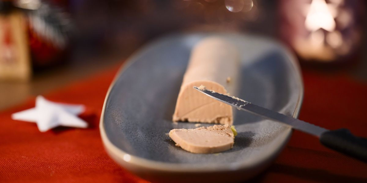 Un morceau de fois gras est photographie dans une assiette pendant la période des fêtes de fin d'année.