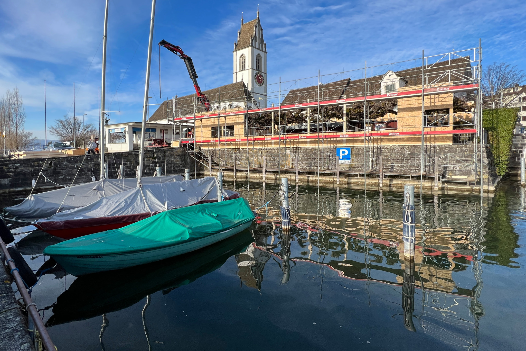 Meilen, Das Restaurant Löwen wird umgebaut, deshalb werden die Gäste auf dem Gartensitzplatz in einem Holzhaus bewirtet, in dem auch die Platanen eingeschlossen sind.  16.1.2024  Bild: Sabine Rock