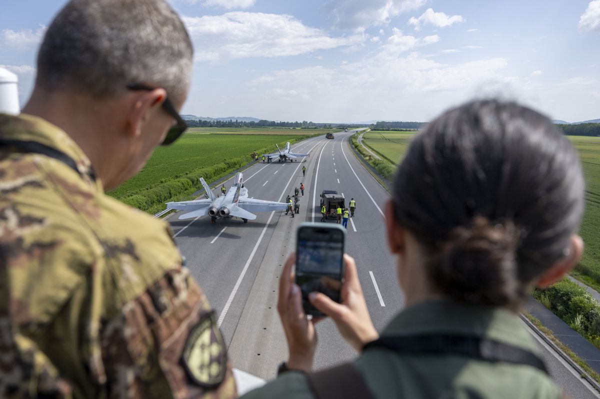 Deux F/A-18 sur l'autoroute prêt de Payerne, ce 5 juin 2024