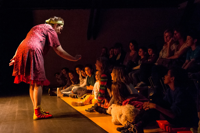 Un instantané de l'édition 2015 de La Cour des contes. Principalement présentés à La julienne, au cœur de Plan-les-Ouates, les spectacles du festival mettent les magiciens du verbe en valeur.