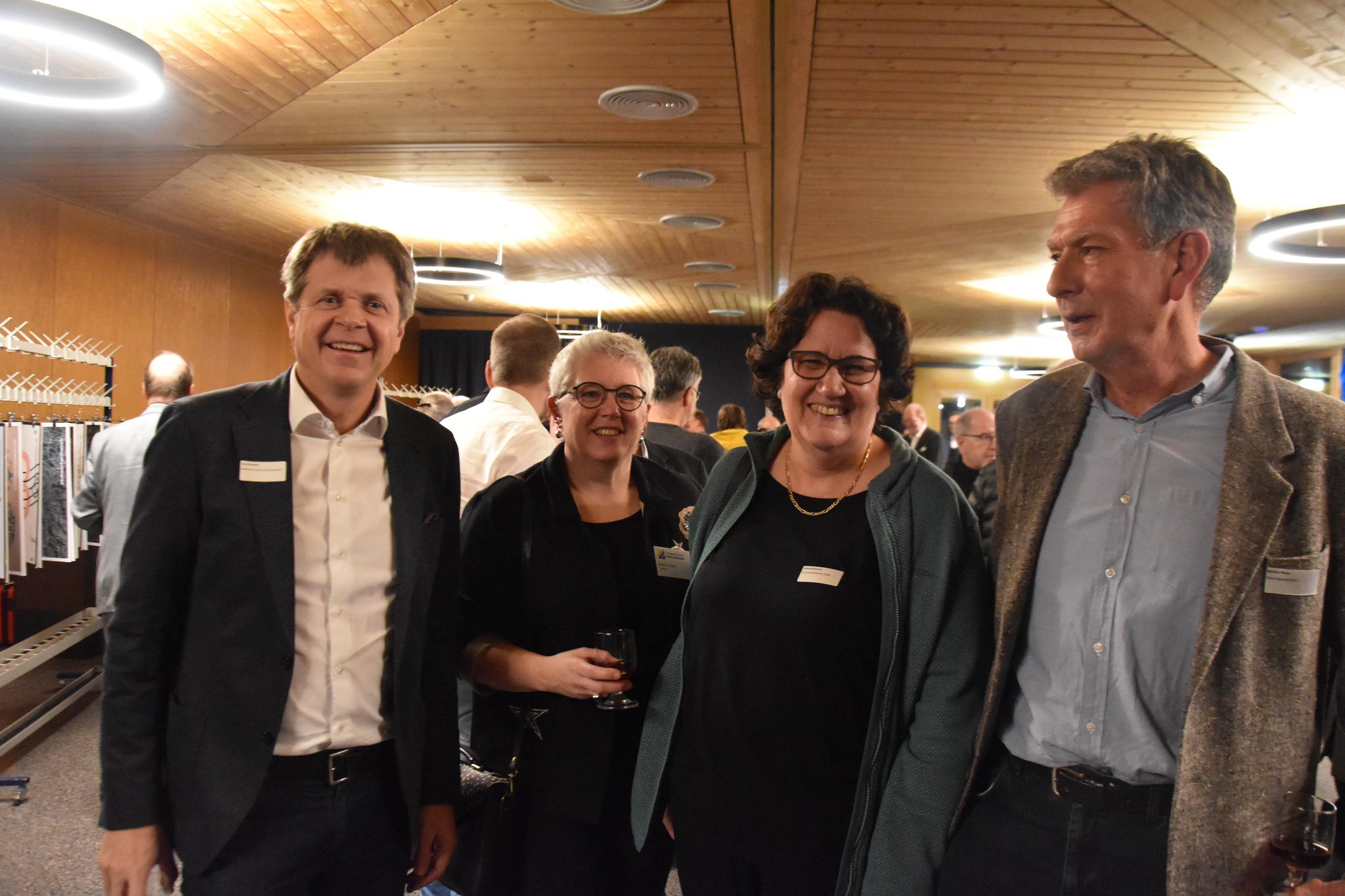 Politik und Bau vereint auf einem Bild, v.l.: Nationalrat und Unternehmer Jürg Grossen (Frutigen), die Gemeindepräsidentinnen Beatrice Zeller (Zweisimmen) und Jolanda Brunner (Spiez) und Kreisoberingenieur Markus Wyss.